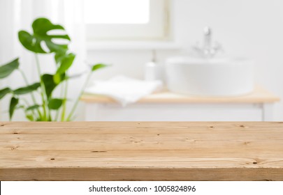 Пустая столешница для демонстрации продуктов с размытым фоном интерьера ванной комнаты