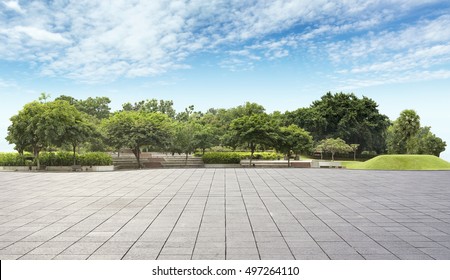 Пустые плитки на красивой и удобной панораме сада