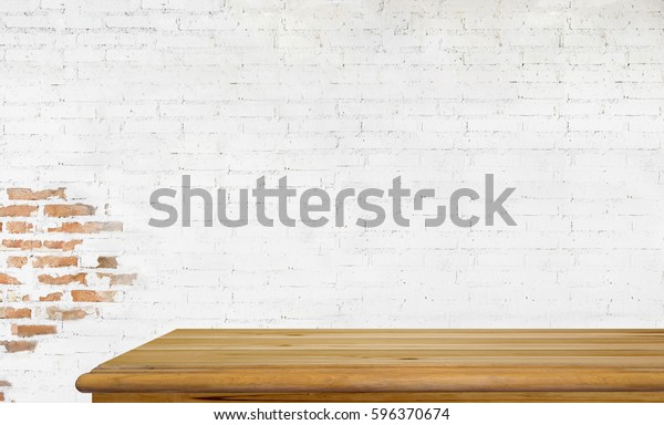 Стол на фоне стены
