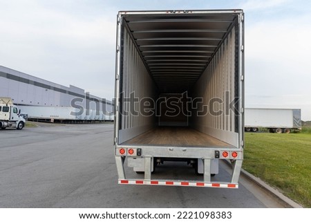 empty trailer waiting to loading 