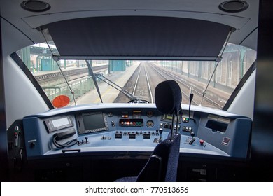 Leere Zugkabine des Fahrers. Inneneinrichtung des Kontrollortes des Zuges auf dem Bahnhof. Cockpit moderner Zug.