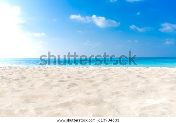 空的热带海滩背景 地平线与天空和白色的沙滩库存照片 立即编辑