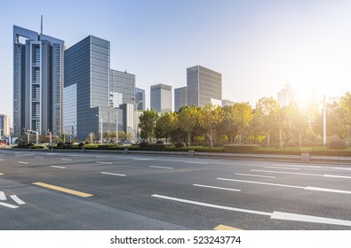 Пустые городские дороги и здания