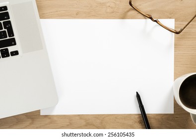 empty white note paper on the office desk