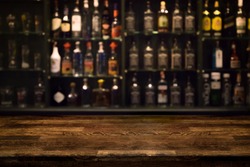 Prázdný Dřevěný Barový Pult S Rozostřeným Pozadím A Lahví Restaurace, Baru Nebo Jídelny Pozadí /pro Zobrazení Produktu