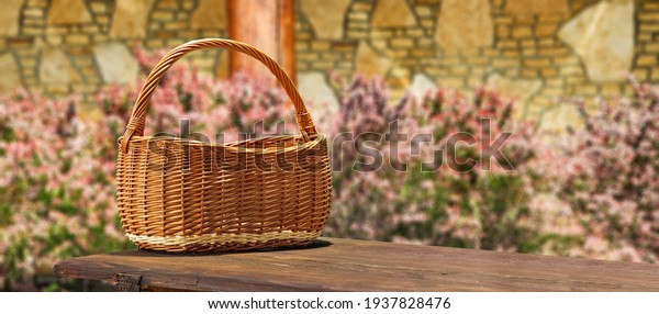 Empty wooden basket of free space for your decoration\
and spring flowers 