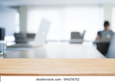 Leerer Schreibtisch aus Holz auf unscharfem Hintergrund für Büro- oder Sitzungszimmer.Produktanzeige.