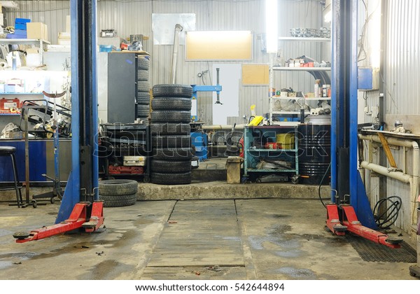 Empty\
workshop with a lift in a car repair\
station