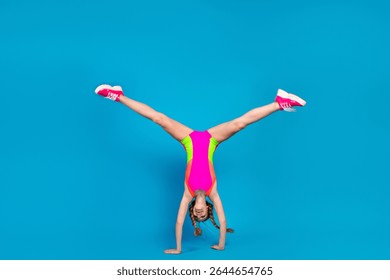 Mujer joven enérgica que