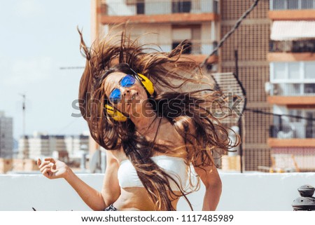 Foto Bild fröhliche Frau mit langen Haaren und Kopfhörern, Tänze