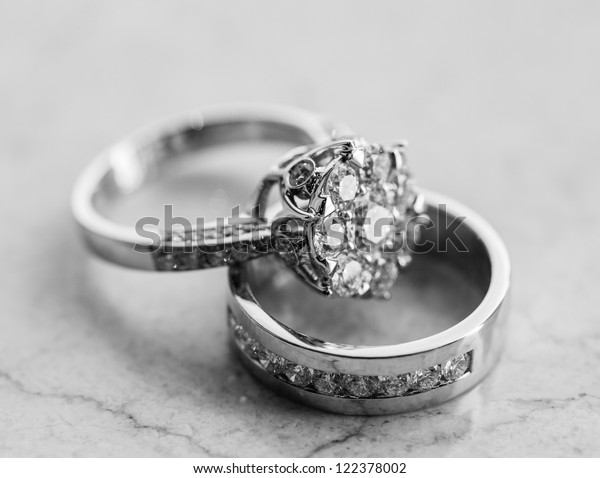 The engagement ring\
set.
