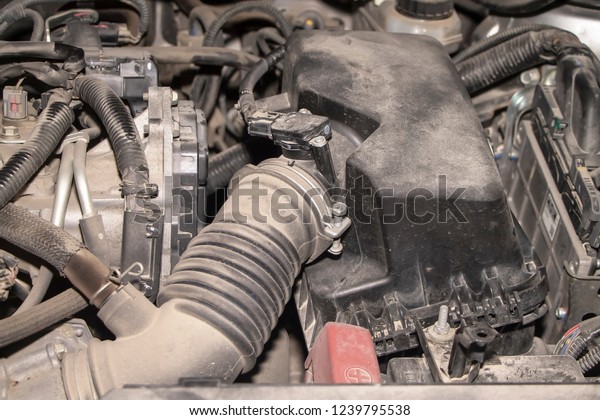 The engine of the\
modern car in dust.