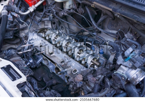 The engine that is used\
heavily, the engine is broken, open the cylinder head to find a\
breakdown