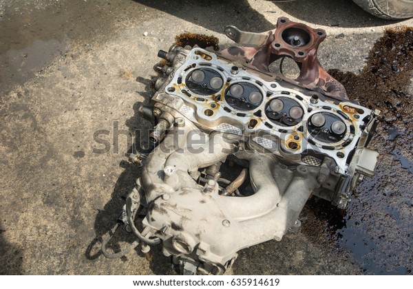Engine
valve car maintenance.The cylinder block of the four-cylinder
engine. Disassembled motor vehicle for repair.
