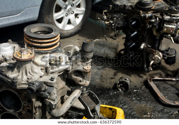Engine\
valve car maintenance.The cylinder block of the four-cylinder\
engine. Disassembled motor vehicle for repair.\
