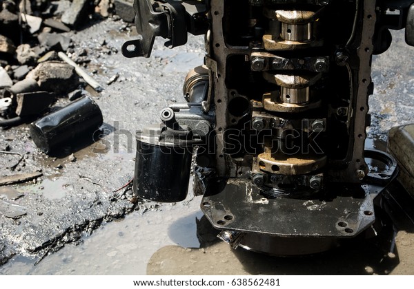 Engine
valve car maintenance.The cylinder block of the four-cylinder
engine. Disassembled motor vehicle for repair.
