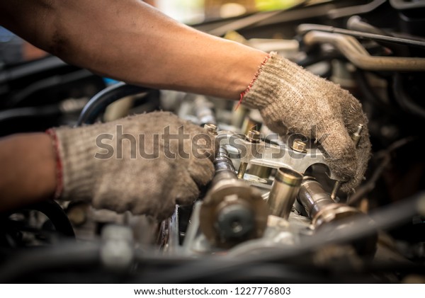 Engine valve car maintenance. A deposit on a\
piston, a large run a long service\
life