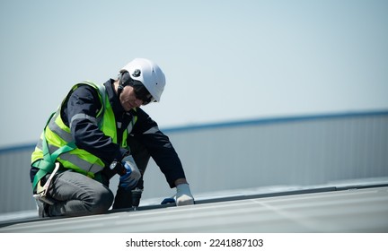 Engineer in charge of solar panel installation The installation of solar energy conversion into electricity for a warehouse is currently being investigated.