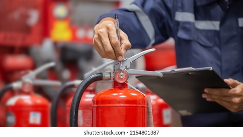 Los ingenieros están revisando e inspeccionando un tanque de extintores en la sala de control de incendios para entrenamiento en seguridad y prevención de incendios.