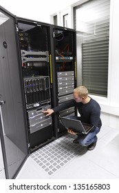 It Engineer / Consultant Working In A Data Center. Maintain Backup. Monitoring With Laptop.