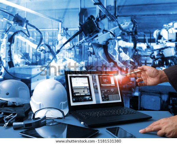 Engineer Hand Using Computer Machine Real Stockfoto (redigera nu