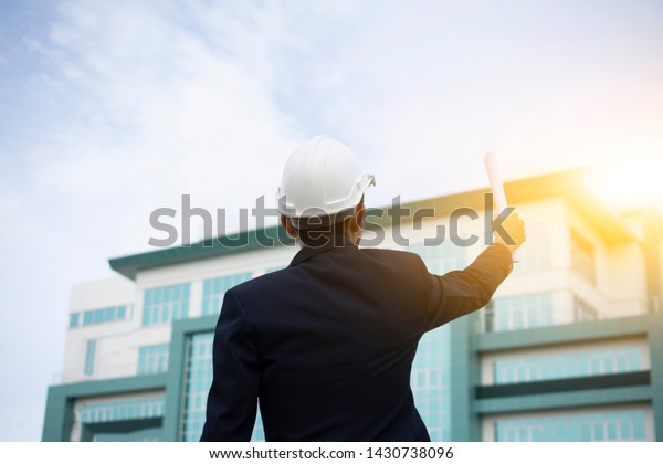 Engineer Holding Paper Plan Building Sky の写真素材 今すぐ編集