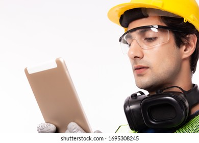 Techniker, der am Computer für digitale Tablet-Computer am Arbeitsplatz oder in der Industrie arbeitet. Handlich junge Industriearbeiter waren harter Hut, Sicherheitshandschuh, Schutzbrille, Kopfhörer. Arbeiter. einzeln auf Weiß