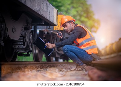 Ingenieurbahn im Einsatz bei der Prüfung des Bauprozesses Zugprüfung und Bahnkontrolle auf Bahnhöfen mit Funkkommunikation .Ingenieur mit Sicherheits-Uniform und Sicherheitshelm bei der Arbeit.