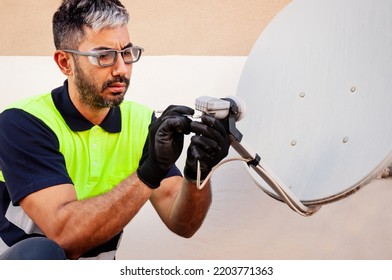 Ingeniero o técnico hispano reparación o instalación de una antena de televisión de antena parabólica