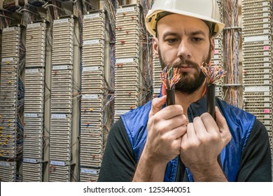 Engineer Will Connect Damaged Internet Backbone Wire. Worker Restores The Connection In The Data Center Server Room. Technician Holds In His Hands The Two Ends Of Torn Telephone Cable. Trouble. 