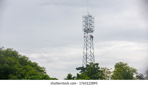 Engineers Mount Telecommunication Tower 5g Equipment Stock Photo ...