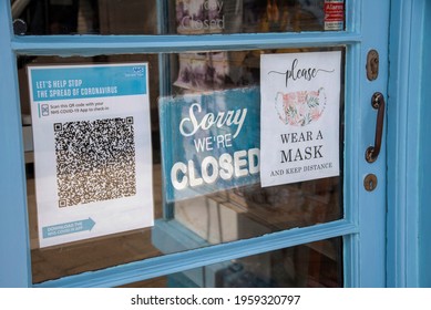 England, UK. 2021.  Shop Door With Closed Sign And Test And Trace Covid-19 QR Code For NHS App. Wear A Mask Sign.