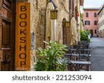 English bookshop in Tuscany near a restaurant along a nice alley