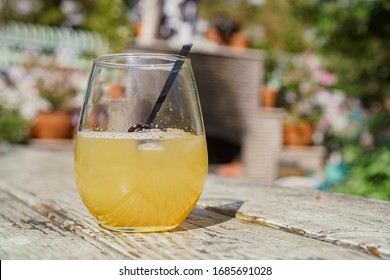 Dégustez un cocktail irlandais accompagné d'une cerise dans le jardin pendant l'happy hour