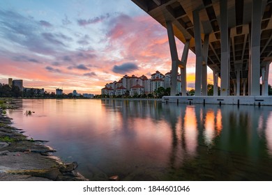 Enjoying The Gorgeous Sunrise Moment Under The Bridge At Kallang Basin In Singapore