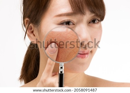Enlarge the woman's cheek with a loupe.