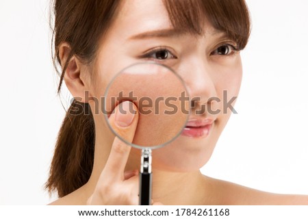Enlarge the woman's cheeks with a magnifying glass.