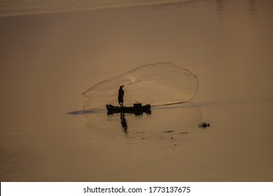 Ennore, Chennai - NOVEMBER 2, 2019:Fisherman Throws His Net In Enore River Which Meets The Sea