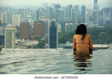 Enoying An Infinity Pool In Singapore