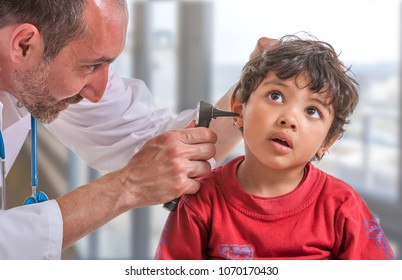 ärztliche Untersuchung mit Otoskop bei einem Kind