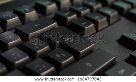 Enter, delete and shift keys on a black keyboard. Teclas de intro, borrar y mayusculas de un teclado de color negro.