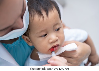 Enter medication for sick children  and suffering fever heat by using a syringe. 