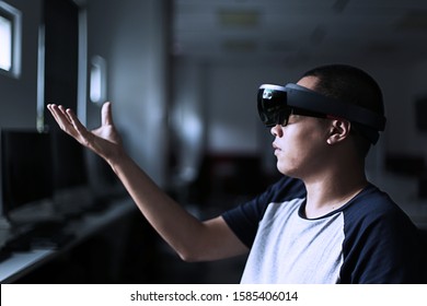 Enter Virtual Reality world with VR glasses no effect in the lab room.