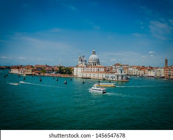 Entrando en Venecia, Italia, viendo el Gran Canal y la cúpula y estatuas del Salute de Santa María. 