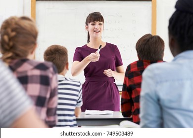 begeisterter Lehrer mit Schülerklasse