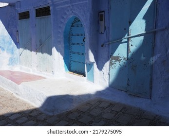 Eingang in die Straße in der afrikanischen Chefchaouen Stadt in Marokko 2019 warm sonnigen Frühlingstag im April.