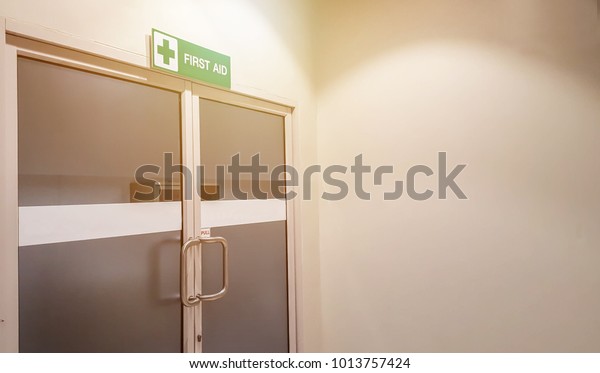 Entrance to the first aid room For primary care patients.