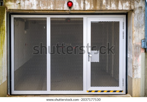 Entrance to an underground car park with an overhead\
door with an integrated\
door