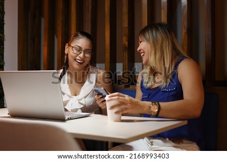 Entrepeneurs women interacting looking each other smiling 