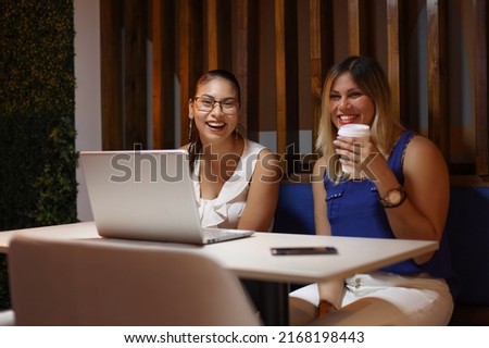 Entrepeneurs women looking camera smiling 